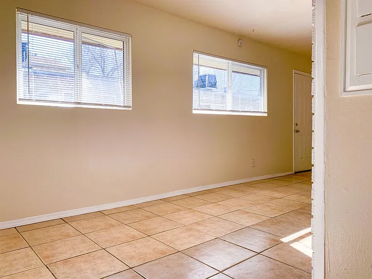 Spacious 2 Bedroom Apartment with Fireplace — Photo 19