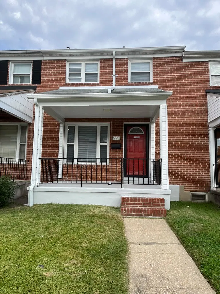 4 bed, 1008 sqft, $2,400 — Photo 1
