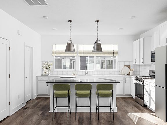 Designer Kitchen w Eat-In Island