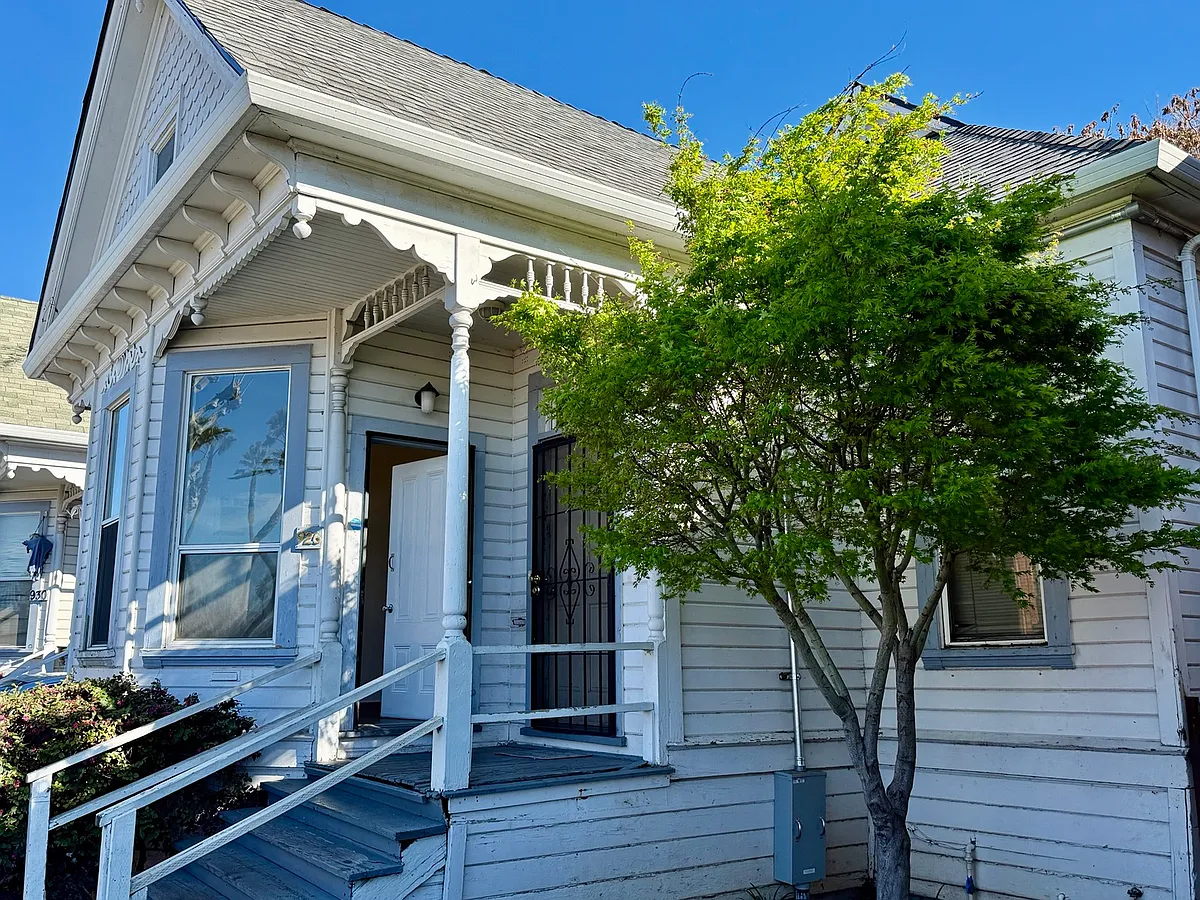 Building Photo - 926 E Channel St