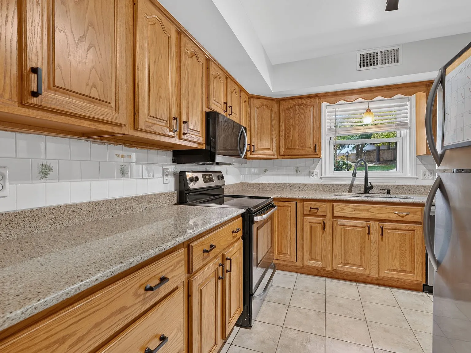 3 bed, 1320 sqft, $3,185 — Photo 3