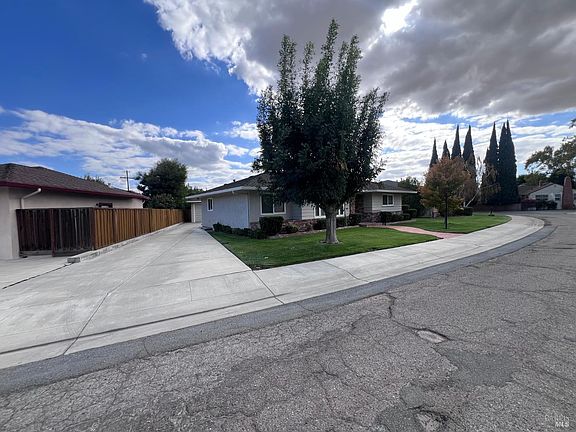 5th image of 446 Crescent Drive