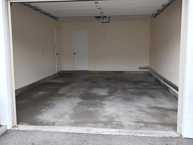 582 Moull St — Photo 33