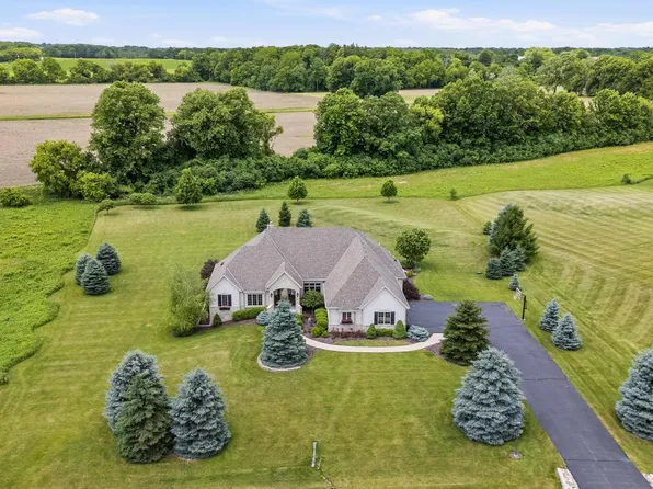 12575 N Hawks Glen COURT, Mequon, WI 53097