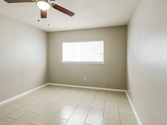 3rd image of 10730 Lakewood Oaks Dr