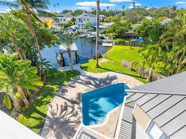 1902 Arrowhead Dr NE, Saint Petersburg, FL 33703