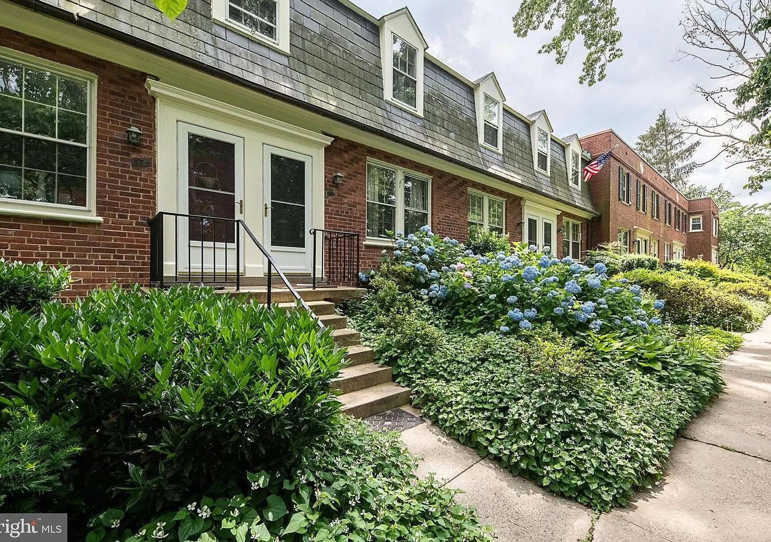 Welcome to 1501 S Edgewood Street #573, a beautifully located home in Arlington offering comforta... — Photo 4
