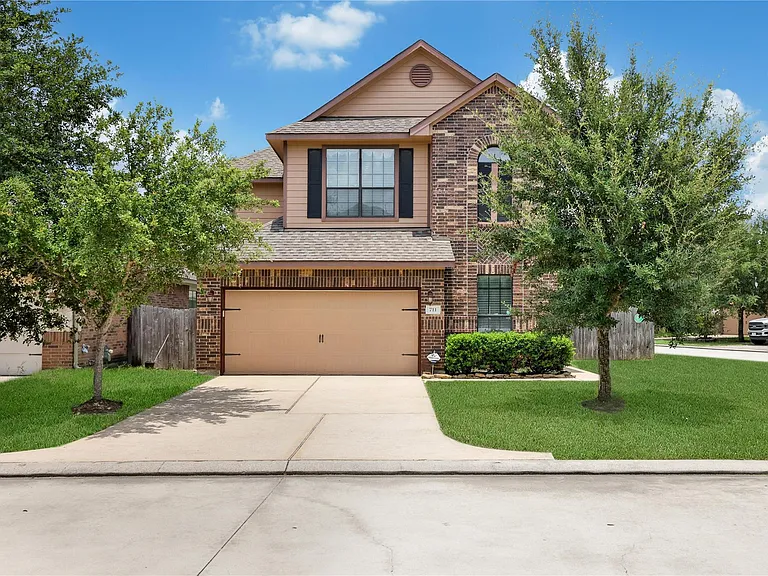 711 Aulia Ln — Photo 2