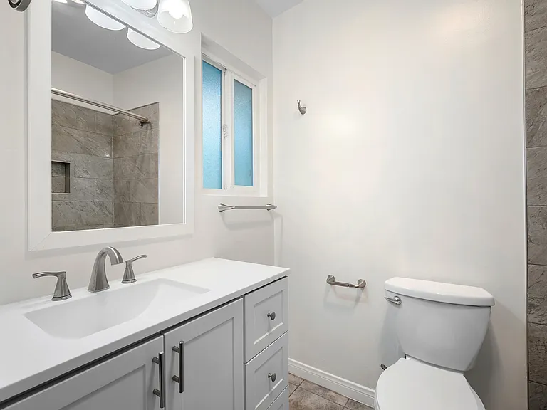 2116 E Chevy Chase Dr #C — Photo 21