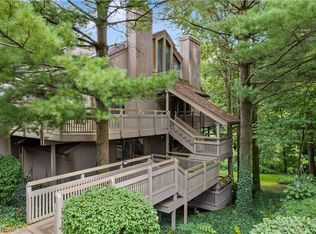 656 Meredith Ln, Cuyahoga Falls, OH 44223