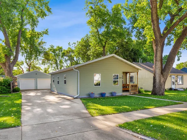 1314 16th St S, Fargo, ND 58103