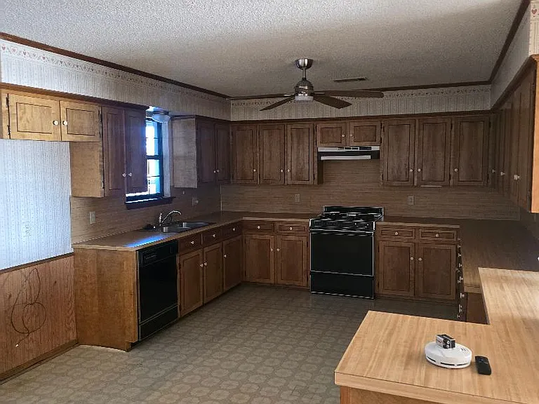 1483 S Waco St — Photo 4