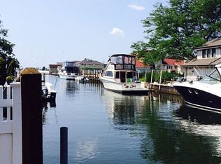17 Unqua Pl, Amityville, NY 11701