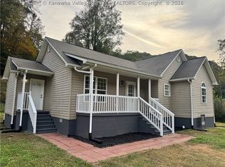 21 Lakeshore Dr, Chapmanville, WV 25508