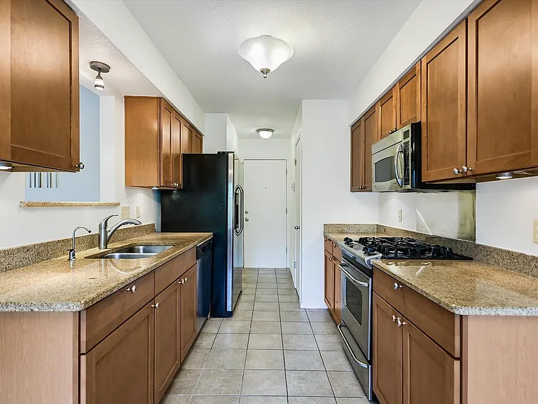 3500 Larchmont Cv #B — Photo 7