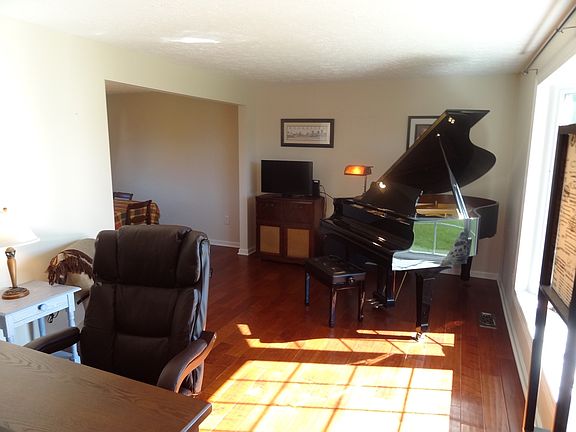4th image of 47 Woodstock Ln