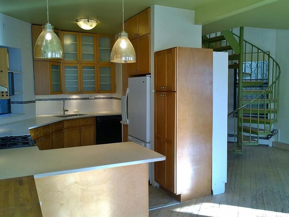1st image of 220 E 10th St APT 5R