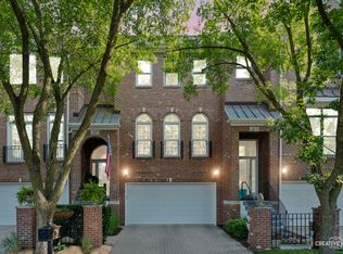 215 Campbell Ct, Geneva, IL 60134