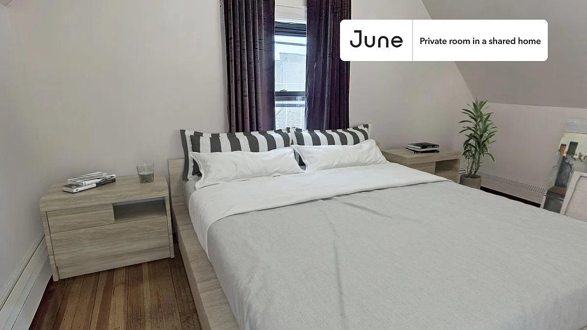 Queen bedroom in 6 bed/2 bath home in Brighton #375 3F — Photo 1