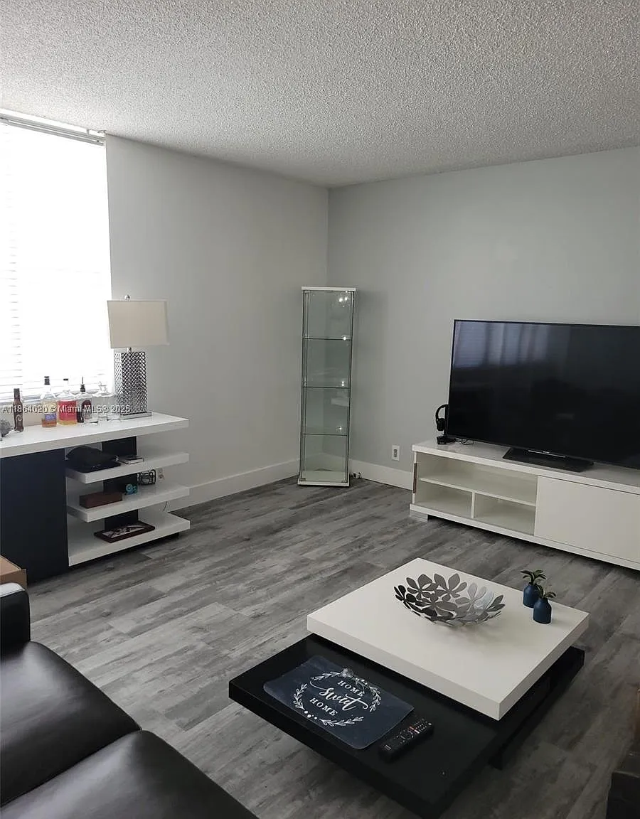 3 bed, 1380 sqft, $3,200 — Photo 4