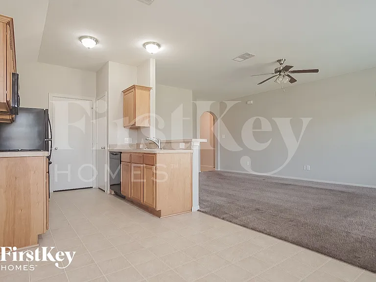 106 W Red Oak Ln — Photo 5