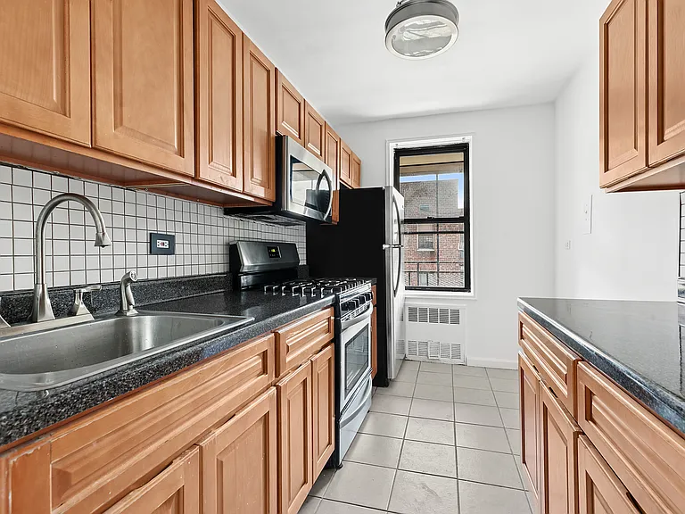 665 Thwaites Pl #6T — Photo 3