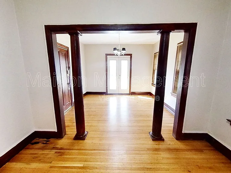 100 Laburnam Cres #1 — Photo 3
