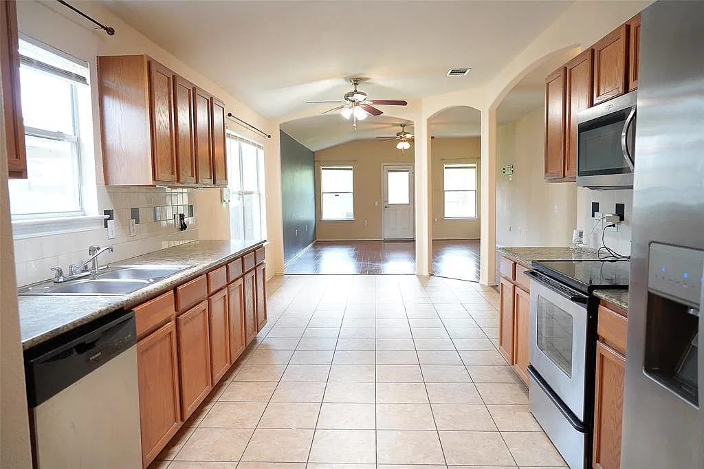 3 bed, 2.0 bath, 1915 sqft, $2,000 — Photo 3