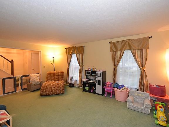 5th image of 31323 Carlton Dr