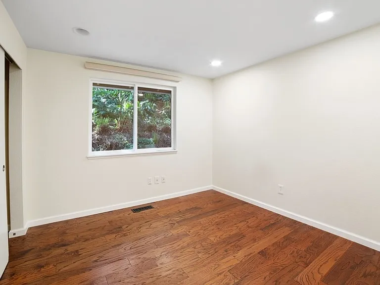 839 NE 200th St — Photo 7