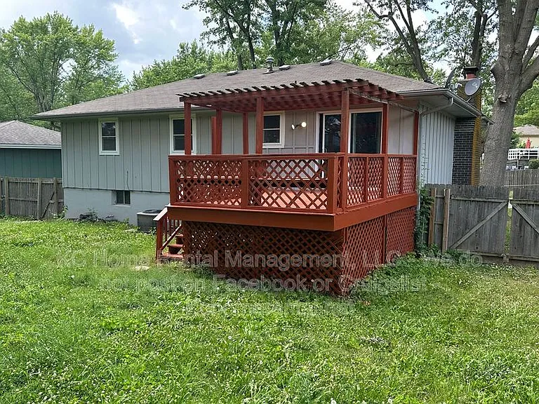 424 NE Lakeview Dr — Photo 37