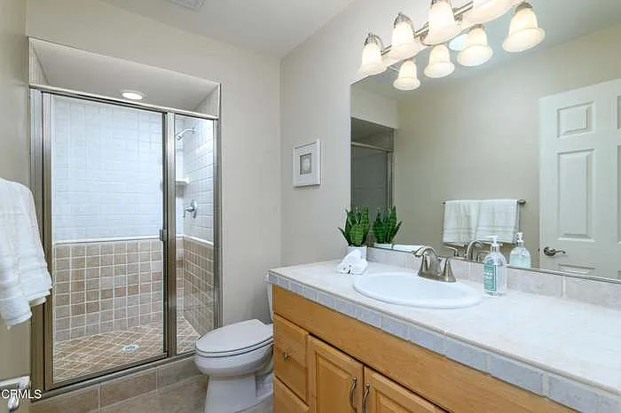 2431 S Victoria Ave — Photo 11