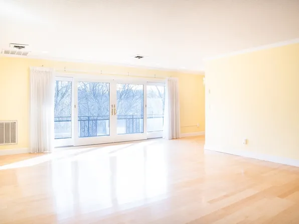1210 Greendale Ave APT 334, Needham, MA 02492