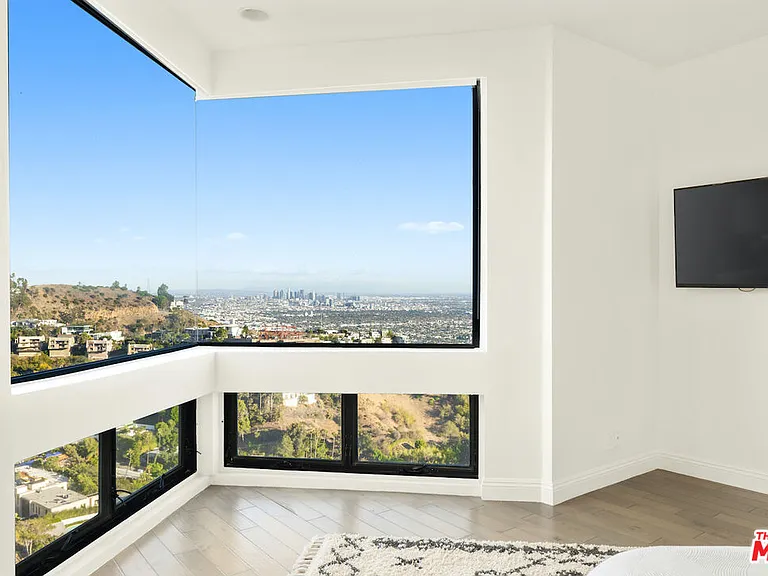 2231 Sunset Plaza Dr — Photo 24