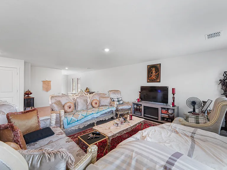 204 Ashbrook St — Photo 6
