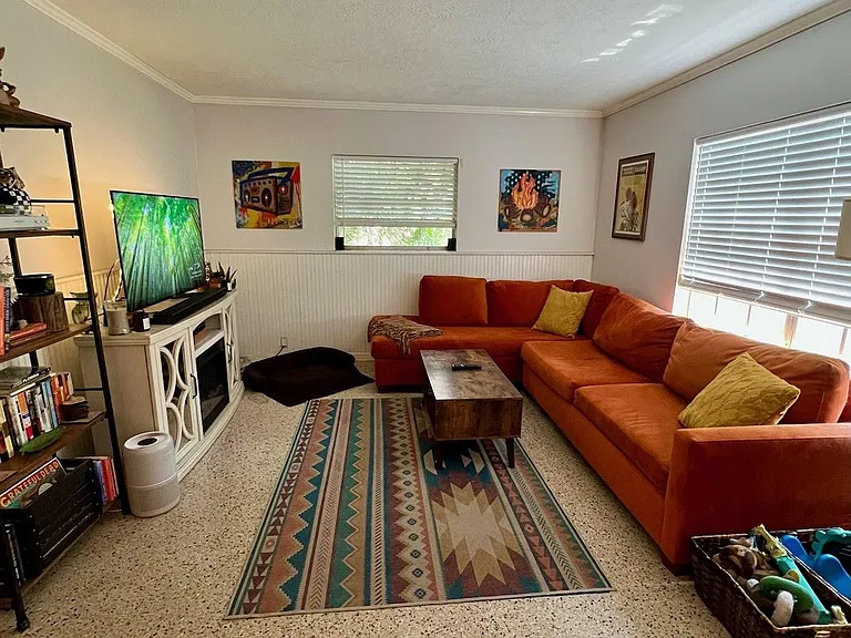 1012 E Emma St — Photo 3