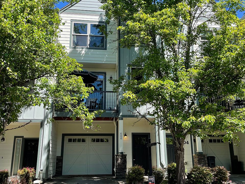 1st image of 600 NE Grove St #4