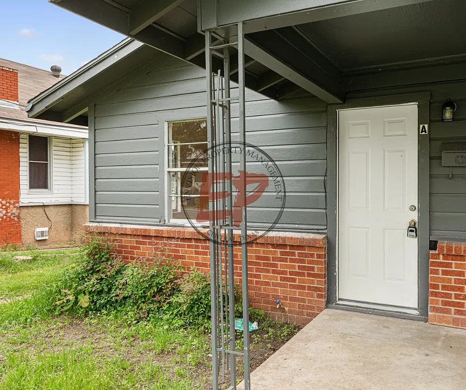 1920 Lyle Ave - A — Photo 2