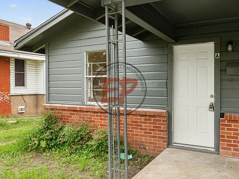 1920 Lyle Ave — Photo 2