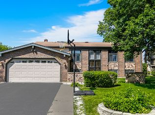 1332 W Meyer Dr, Addison, IL 60101