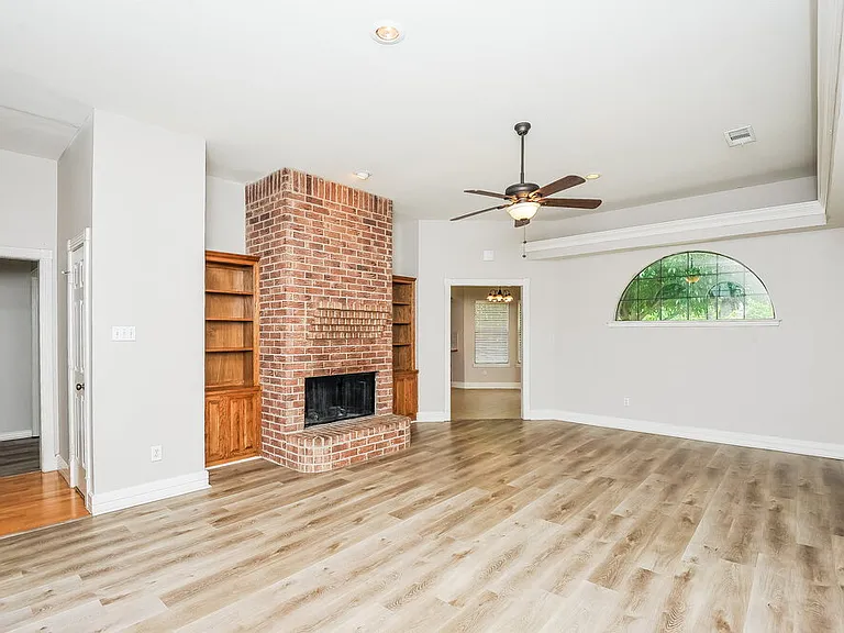 752 Bryan Dr — Photo 3