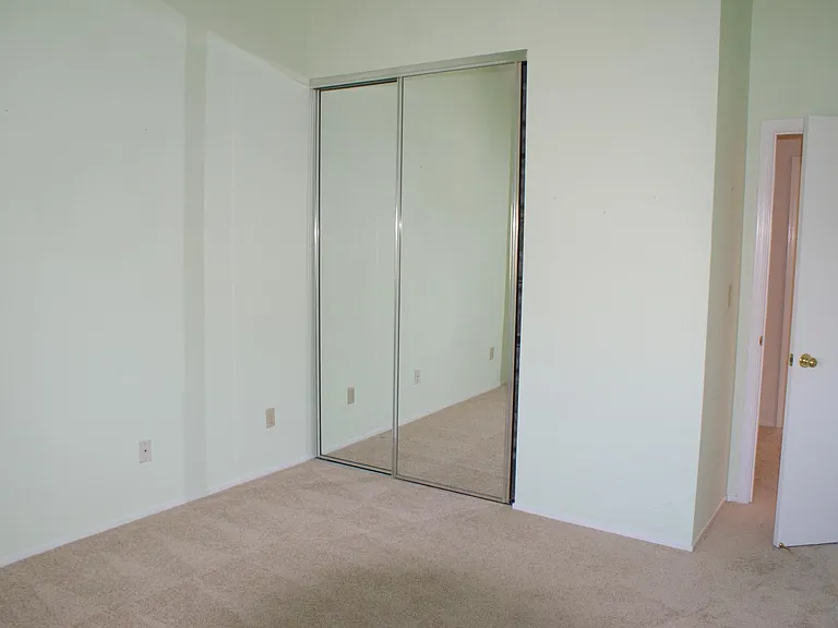 bedroom 2 - high ceiling, fully mirror closet