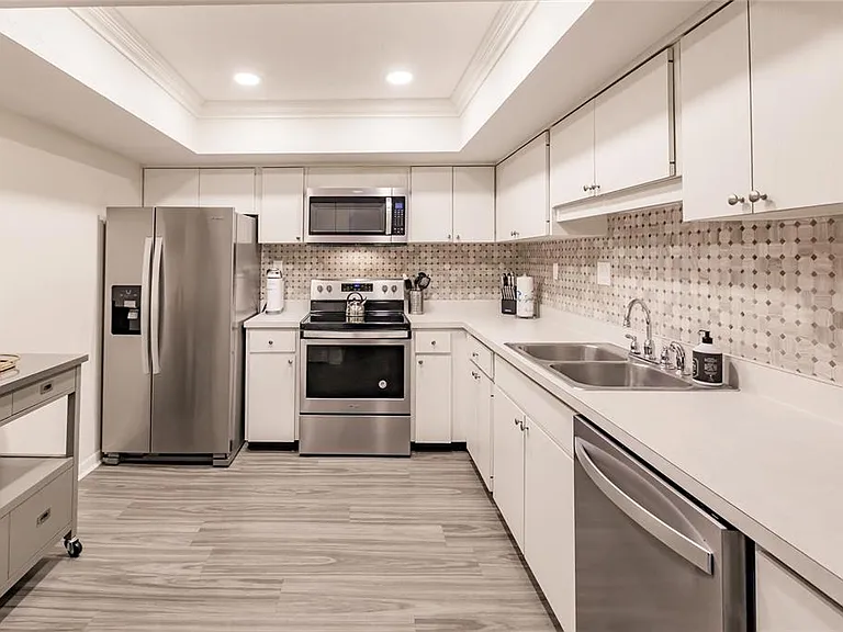1055 W Peppertree Dr #302AA — Photo 2