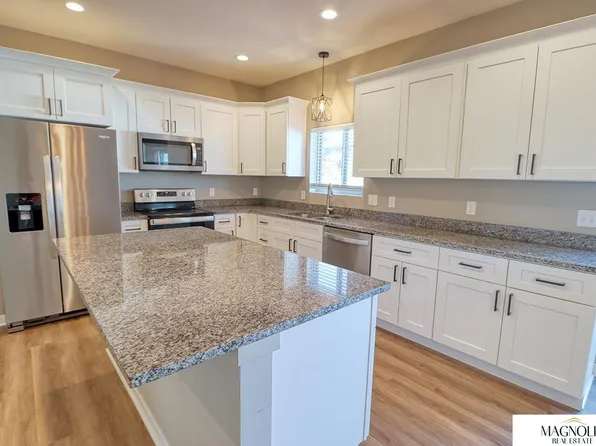5006 W Hillsboro Dr, Lincoln, NE 68528