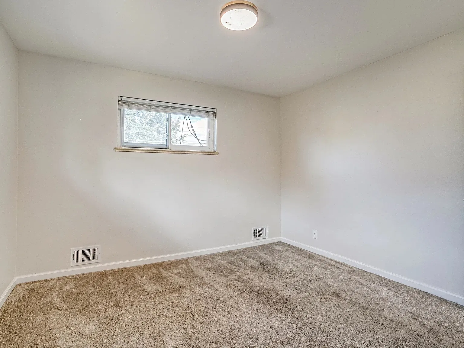 5 bed, 1.0 bath, 2400 sqft, $595 — Photo 1