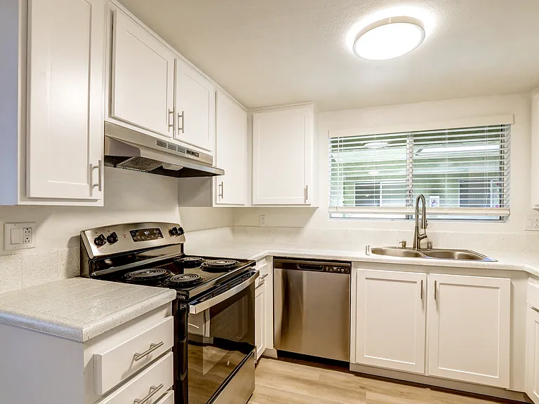 1575 Oak Apartment Homes — Photo 24