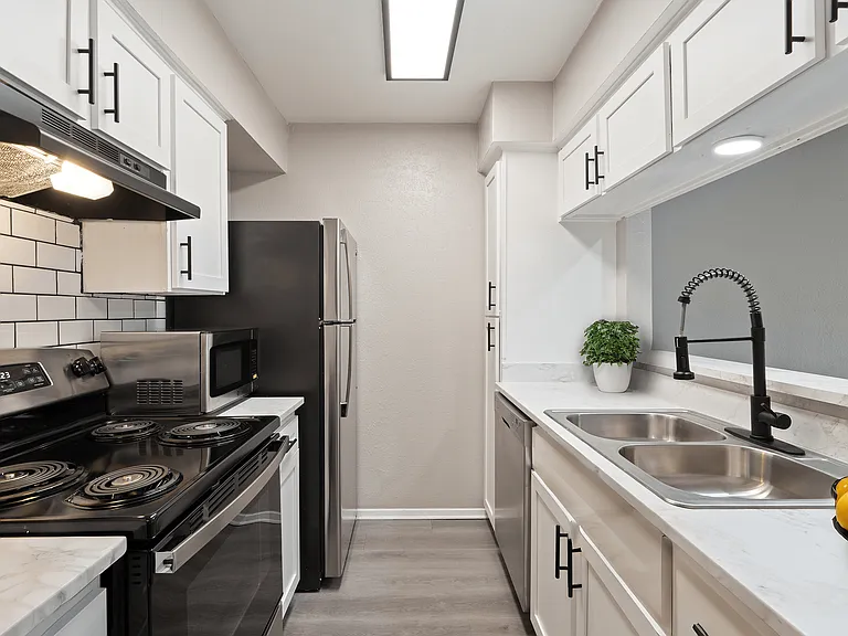 Regal Court Apartments — Photo 14
