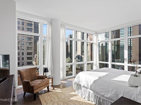 4th image of 305 E 51st St APT 19B