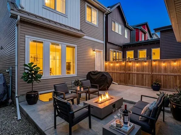 226 S 148th Ave NW, Calgary, AB T3P 1N1