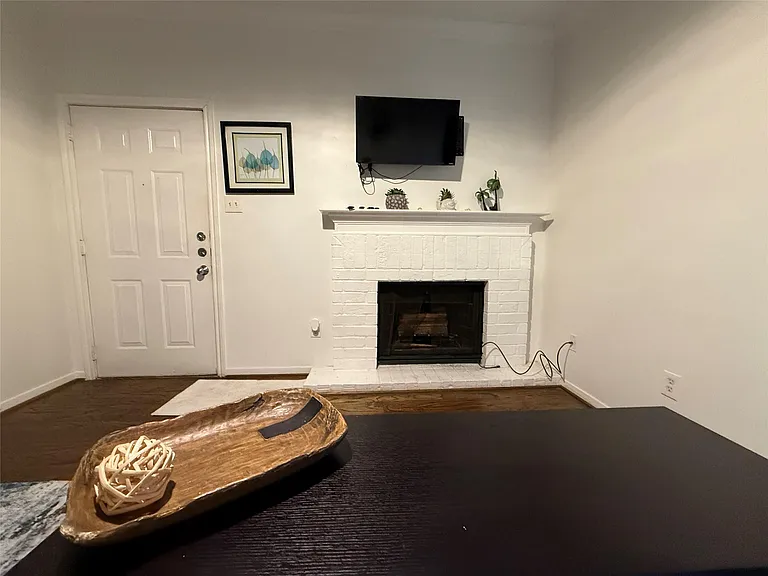 4041 Drake St #102 — Photo 4